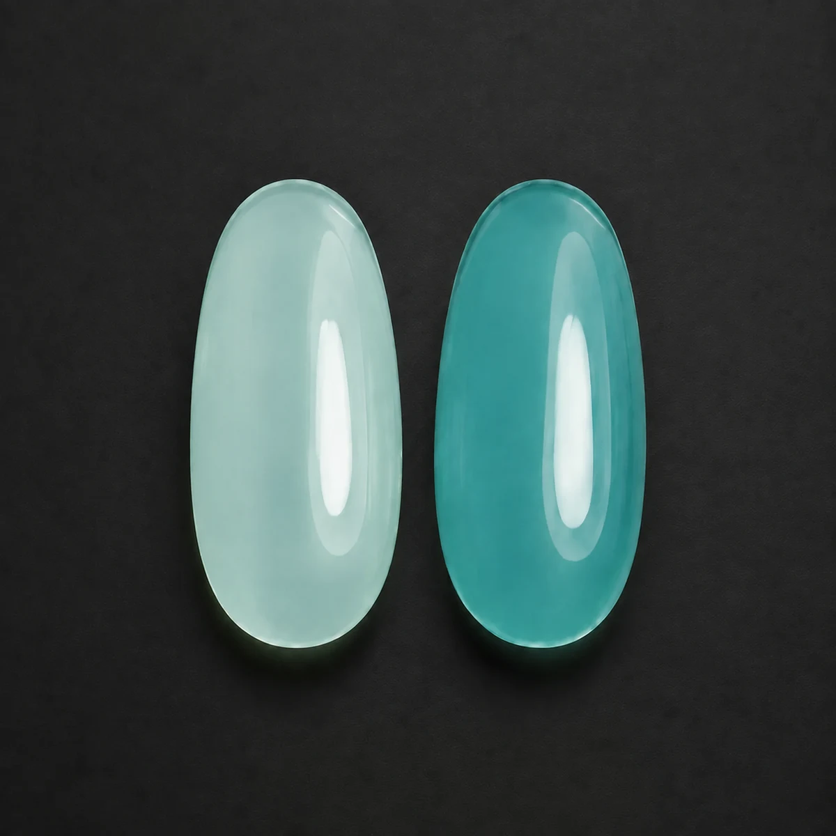 Иллюстрация двух типсов на графитовом фоне: Seafoam слева, Turquoise справа